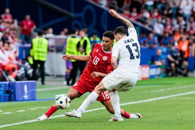 UEFA EURO 2024: Slowenien - Dänemark; 16.06.2024 Zweikampf Alexander Hartmann Bah (Dänemark, 18), Erik Janza (Slowenien, 13) UEFA EURO 2024: Slowenien - Dänemark; Stuttgart Arena, Stuttgart am 16.06.2024 Copyright: xBEAUTIFULxSPORTS Wunderlx