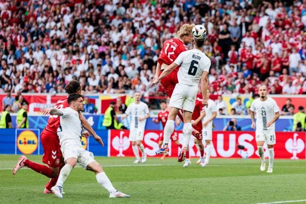 UEFA EURO 2024: Slowenien - Dänemark; 16.06.2024 Kopfballduell Kasper Dolberg Rasmussen (Dänemark, 12), Jaka Bijol (Slowenien, 6) UEFA EURO 2024: Slowenien - Dänemark; Stuttgart Arena, Stuttgart am 16.06.2024 Copyright: xBEAUTIFULxSPORTS Wunderlx