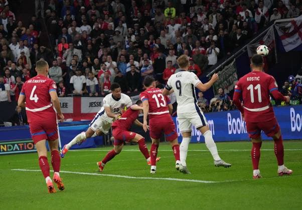 16.06.2024, Veltins Arena, Gelsenkirchen, GER, EM UEFA 2024, Group C, Serbia vs England, im Bild Jude Bellingham (England) erzielt das Tor zum 0:1. Defodi-506_20240616_hbr_0645
