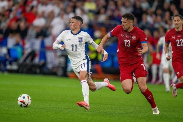 GER, EURO 2024, Group C, Serbien (SRB) vs England (GBR) 16.06.2024, Arena AufSchalke, Gelsenkirchen, GER, EURO 2024, Group C, Serbien (SRB) vs England (GBR) Im Bild: Milos Velkovic (Serbien SRB, 13); stoppt Phil Foden (England GBR, 11); im Zweikampf, Duell, Dynamik, Aktion, Action, Spielszene; Gestik, Mimik, Emotionen;