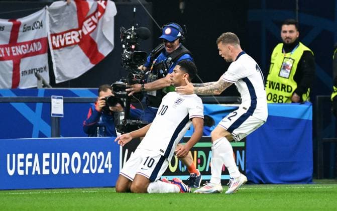Fussball, Europameisterschaft, EURO 2024, Gruppe C, Veltins Arena Gelsenkirchen: Serbien - England; Jubel Jude Bellingham (ENG) nach seinem Tor zum 0:1. Jubel, Freude, Aktion.