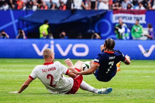 Bartosz Salamon (Polen, 02), Xavi Simons (Niederlande, 07) GER, Polen vs. Niederlande, Fussball Europameisterschaft, UEFA EURO, EM, Europameisterschaft,Fussball 2024, Spieltag 1, 16.06.2024 GER, Polen vs. Niederlande, Fussball Europameisterschaft, UEFA Euro 2024, Spieltag 1, 16.06.2024 Hamburg Copyright: xEibner-Pressefoto MarcelxvonxFehrnx EP_MFN