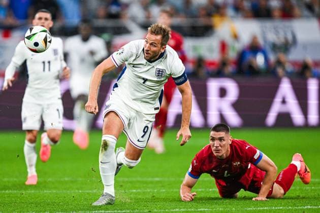 GELSENKIRCHEN - (l-r) Harry Kane of England, Nikola Milenkovic of Serbia during the UEFA EURO, EM, Europameisterschaft,Fussball 2024 group C match between Serbia and England at Veltins Arena on June 16, 2024 in Gelsenkirchen, Germany. ANP Hollandse Hoogte UEFA EURO 2024 2024 xVIxANPxSportx xGerritxvanxKeulenxIVx 501262872 originalFilename: 501262872.jpg