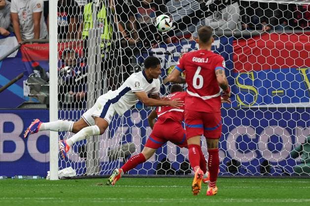 EM 2024: Serbien - England am 16.06.2024 in der Arena AufSchalke in Gelsenkirchen Jude Bellingham (England, 10) erzielt das Tor zum 0 zu 1