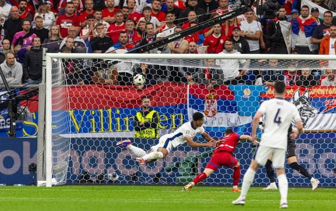 Sport Bilder des Tages Football - UEFA EURO, EM, Europameisterschaft,Fussball 2024 - Group C - Serbia v England GELSENKIRCHEN, GERMANY - Sunday, June 16, 2024: England s Jude Bellingham scores the opening goal during the UEFA Euro 2024 Group C match between Serbia and England at the Arena AufSchalke. (Photo by David Rawcliffe Propaganda) GELSENKIRCHEN Arena AufSchalke NORTH RHINE-WESTPHALIA GERMANY  Copyright: xDavidxRawcliffex P2024-06-16-Serbia_England-22