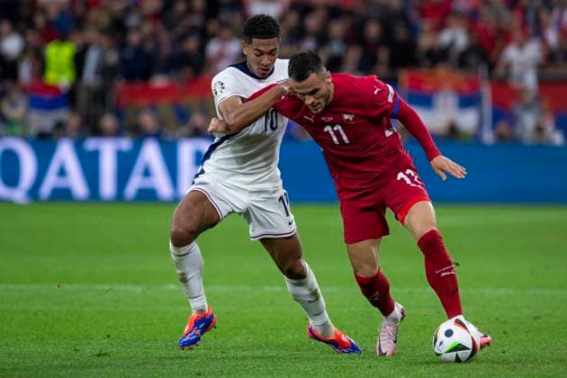 UEFA EURO, EM, Europameisterschaft,Fussball 2024: Gruppenspiel Serbien - England; 16.06.2024 Filip Kostic (Serbien, 11), Jude Bellingham (England, 10). UEFA EURO 2024: Gruppenspiel Serbien - England; Arena AufSchalke, Gelsenkirchen, am 16.06.2024 Copyright: xBEAUTIFULxSPORTS Meuselx