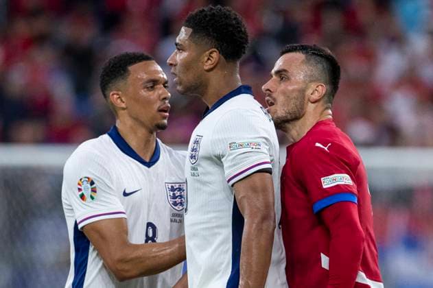 UEFA EURO, EM, Europameisterschaft,Fussball 2024: Gruppenspiel Serbien - England; 16.06.2024 Filip Kostic (Serbien, 11) spricht mit Jude Bellingham (England, 10), Trent Alexander-Arnold (England, 8) geht dazwischen. UEFA EURO 2024: Gruppenspiel Serbien - England; Arena AufSchalke, Gelsenkirchen, am 16.06.2024 Copyright: xBEAUTIFULxSPORTS Meuselx
