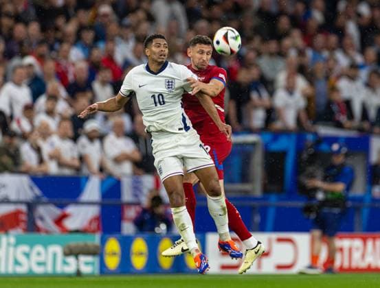 Football - UEFA EURO, EM, Europameisterschaft,Fussball 2024 - Group C - Serbia v England GELSENKIRCHEN, GERMANY - Sunday, June 16, 2024: England s Jude Bellingham (L) challenges for a header with Serbia s MiloÅ¡ VeljkoviÄ‡ during the UEFA Euro 2024 Group C match between Serbia and England at the Arena AufSchalke. (Photo by David Rawcliffe Propaganda) GELSENKIRCHEN Arena AufSchalke NORTH RHINE-WESTPHALIA GERMANY  Copyright: xDavidxRawcliffex P2024-06-16-Serbia_England-39
