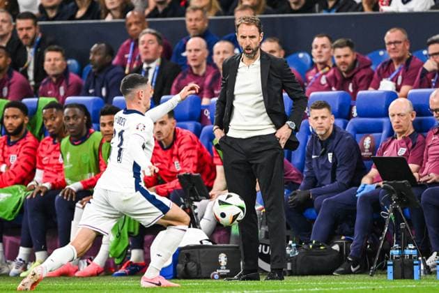 GELSENKIRCHEN - (l-r) Phil Foden of England, England coach Gareth Southgate during the UEFA EURO, EM, Europameisterschaft,Fussball 2024 group C match between Serbia and England at Veltins Arena on June 16, 2024 in Gelsenkirchen, Germany. ANP Hollandse Hoogte UEFA EURO 2024 2024 xVIxANPxSportx xGerritxvanxKeulenxIVx 501263356 originalFilename: 501263356.jpg