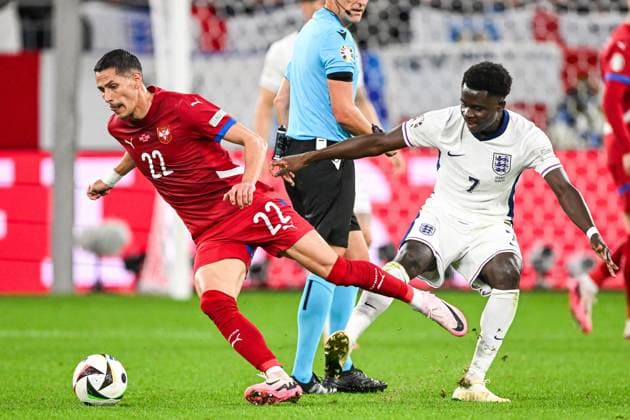 GELSENKIRCHEN - (l-r) Sasa Lukic of Serbia, Bukayo Saka of England during the UEFA EURO, EM, Europameisterschaft,Fussball 2024 group C match between Serbia and England at Veltins Arena on June 16, 2024 in Gelsenkirchen, Germany. ANP Hollandse Hoogte UEFA EURO 2024 2024 xVIxANPxSportx xGerritxvanxKeulenxIVx 501263381 originalFilename: 501263381.jpg