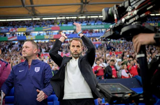 Trainer Gareth SOUTHGATE (ENG) klatscht, klatschend, Vorrunde 1. Spieltag, Gruppe C, Match M05, Serbien (SRB) - England (ENG), am 16.06.2024 in Gelsenkirchen Deutschland. Fussball Europameisterschaft 2024 vom 14.06. - 14.07.2024 in Deutschland. Â