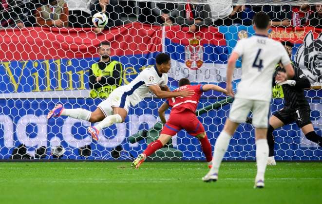 BELLINGHAM Jude l. (ENG) koepft das Tor zum 0:1, Aktion, Kopfball gegen ZIVKOVIC Andrija (SRB), Vorrunde 1. Spieltag, Gruppe C, Match M05, Serbien (SRB) - England (ENG), am 16.06.2024 in Gelsenkirchen Deutschland. Fussball Europameisterschaft 2024 vom 14.06. - 14.07.2024 in Deutschland. Â