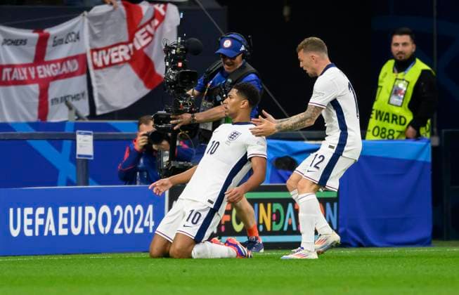 Jubel BELLINGHAM Jude l. (ENG) nach seinem Tor zum 0:1, r. TRIPPIER Kieran (ENG) Vorrunde 1. Spieltag, Gruppe C, Match M05, Serbien (SRB) - England (ENG), am 16.06.2024 in Gelsenkirchen Deutschland. Fussball Europameisterschaft 2024 vom 14.06. - 14.07.2024 in Deutschland. Â