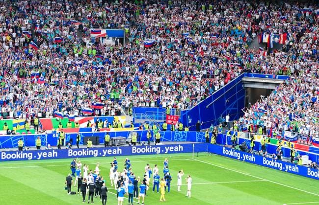 Jubelnde Fans von Slowenien waehrend des Spiels der UEFA EURO, EM, Europameisterschaft,Fussball 2024 - Gruppe C zwischen Slowenien und Dänemark, Arena Stuttgart am 16. June 2024 in Stuttgart, Deutschland. (Foto von ) Slovenian Fans cheer to their team during the UEFA EURO 2024 - Group C match between Slovenia and Denmark at Arena Stuttgart on June 16, 2024 in Stuttgart, Germany. (Photo by ) Defodi-0581909434st