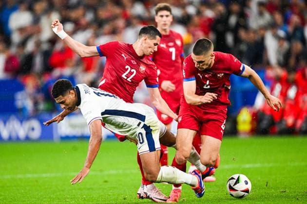 GELSENKIRCHEN - (l-r) Jude Bellingham of England, Sasa Lukic of Serbia, Nikola Milenkovic of Serbia during the UEFA EURO, EM, Europameisterschaft,Fussball 2024 group C match between Serbia and England at Veltins Arena on June 16, 2024 in Gelsenkirchen, Germany. ANP Hollandse Hoogte UEFA EURO 2024 2024 xVIxANPxSportx xGerritxvanxKeulenxIVx 501264288 originalFilename: 501264288.jpg