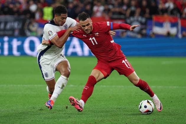EM 2024: Serbien - England am 16.06.2024 in der Arena AufSchalke in Gelsenkirchen Filip Kostic (Serbien, 11) im Zweikampf mit Jude Bellingham (England, 10)