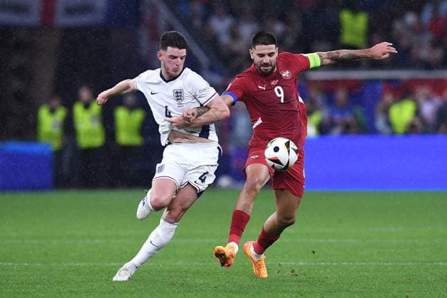 Fußball UEFA EURO, EM, Europameisterschaft,Fussball 2024 Gruppenphase 1. Spieltag Serbien - England am 16.06.2024 in der Arena AufSchalke in Gelsenkirchen Declan Rice ( England ), links - Aleksandar Mitrovic ( Serbien ), rechts