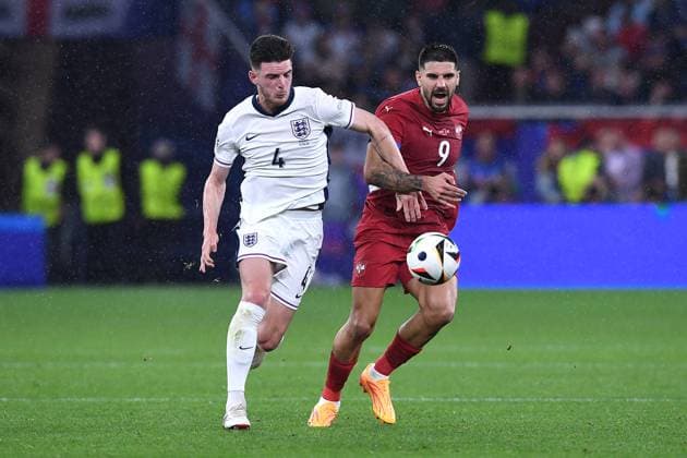Fußball UEFA EURO, EM, Europameisterschaft,Fussball 2024 Gruppenphase 1. Spieltag Serbien - England am 16.06.2024 in der Arena AufSchalke in Gelsenkirchen Declan Rice ( England ), links - Aleksandar Mitrovic ( Serbien ), rechts