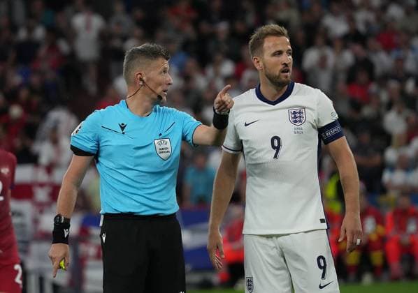 16.06.2024, Veltins Arena, Gelsenkirchen, GER, EM UEFA 2024, Group C, Serbia vs England, im Bild Schiedsrichter Daniele Orsato, Harry Kane (England) Defodi-506_20240616_hbr_1408
