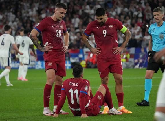 16.06.2024, Veltins Arena, Gelsenkirchen, GER, EM UEFA 2024, Group C, Serbia vs England, im Bild Filip KostiÄ‡ (Serbia) muss verletzt ausgewechselt werden. Defodi-506_20240616_hbr_1674