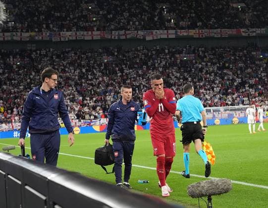 16.06.2024, Veltins Arena, Gelsenkirchen, GER, EM UEFA 2024, Group C, Serbia vs England, im Bild Filip KostiÄ‡ (Serbia) muss verletzt ausgewechselt werden. Defodi-506_20240616_hbr_1878