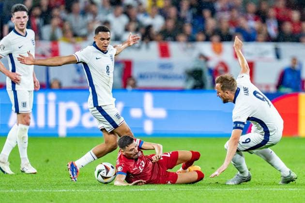 Harry Kane (England, 9) Trent Alexader-Arnold (England, 8) Declan Rice (England, 4) Srdan Babic (Serbien, 15) Serbien vs. England, Herren, Fussball, 1. Spieltag, EURO 2024, 16.06.2024, Europameisterschaft, Gruppe C Serbien vs. England, Herren, Fussball, 1. Spieltag, EURO 2024, 16.06.2024, Europameisterschaft, Gruppe C Gelsenkirchen Copyright: xEibner-Pressefoto BahhoxKarax EP_SRB