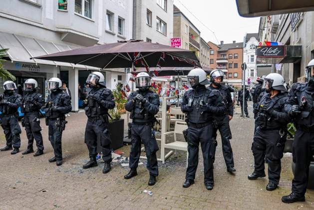 16.06.2024 , Gelsenkirchen, EM 2024, Fans in Gelsenkirchen beim Spiel England gegen Serbien. Polizisten sichern den Bereich um eine serbische Gaststätte ab, die von englischen Hooligans angegriffen wurde.