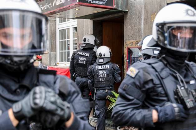 16.06.2024 , Gelsenkirchen, EM 2024, Fans in Gelsenkirchen beim Spiel England gegen Serbien. Polizisten sichern den Bereich um eine serbische Gaststätte ab, die von englischen Hooligans angegriffen wurde.