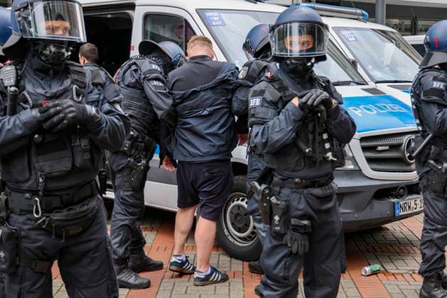 16.06.2024 , Gelsenkirchen, EM 2024, Fans in Gelsenkirchen beim Spiel England gegen Serbien. Polizisten nehmen englische Fans fest, die zuvor an einem Angriff auf ein serbisches Restaurant beteiligt waren.