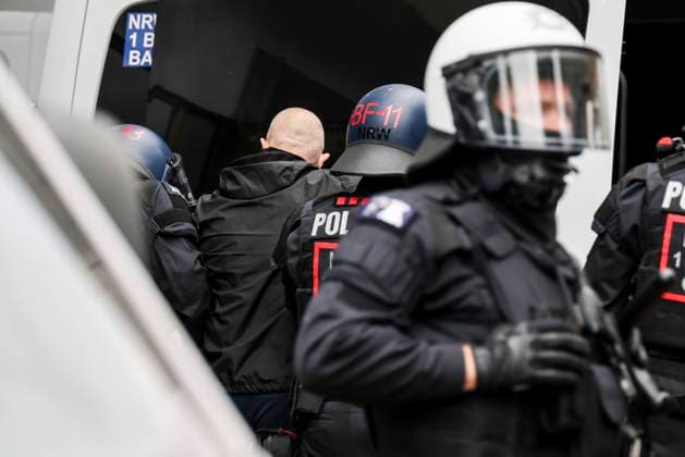16.06.2024 , Gelsenkirchen, EM 2024, Fans in Gelsenkirchen beim Spiel England gegen Serbien. Polizisten nehmen englische Fans fest, die zuvor an einem Angriff auf ein serbisches Restaurant beteiligt waren.
