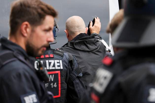 16.06.2024 , Gelsenkirchen, EM 2024, Fans in Gelsenkirchen beim Spiel England gegen Serbien. Polizisten nehmen englische Fans fest, die zuvor an einem Angriff auf ein serbisches Restaurant beteiligt waren.