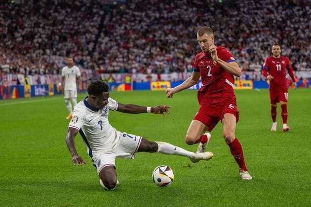 GER, EURO 2024, Group C, Serbien (SRB) vs England (GBR) 16.06.2024, Arena AufSchalke, Gelsenkirchen, GER, EURO 2024, Group C, Serbien (SRB) vs England (GBR) Im Bild: Bukayo Saka (England GBR, 07); wird von Strahinja Pavlovic (Serbien SRB, 02); zu Fall gebracht im Zweikampf, Duell, Dynamik, Aktion, Action, Spielszene; Gestik, Mimik, Emotionen;