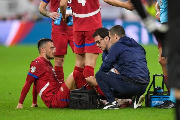 Fußball, UEFA EURO, EM, Europameisterschaft,Fussball 2024, 20240616, Serbien - England. Im Bild Filip KOSTIC (Serbien, 11) angeschlagen am Boden wird behandelt. Gelsenkirchen Arena auf Schalke Nordrhein-Westfalen Deutschland Copyright: Passion2Press MarkusxFischerx