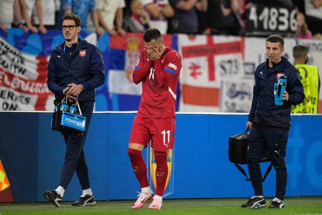 Fußball, UEFA EURO, EM, Europameisterschaft,Fussball 2024, 20240616, Serbien - England. Im Bild Filip KOSTIC (Serbien, 11) verletzt Auswechslung Wechsel. Gelsenkirchen Arena auf Schalke Nordrhein-Westfalen Deutschland Copyright: Passion2Press MarkusxFischerx