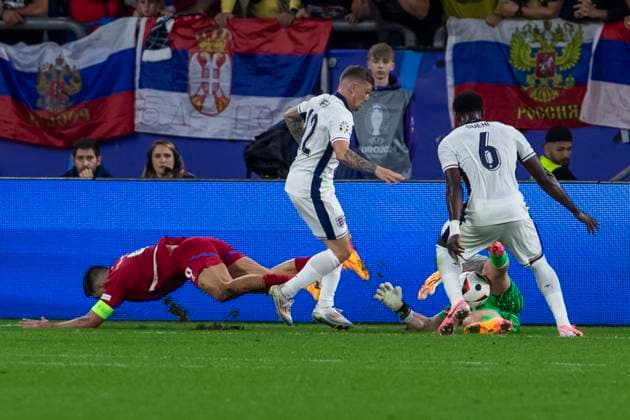 UEFA EURO, EM, Europameisterschaft,Fussball 2024: Gruppenspiel Serbien - England; 16.06.2024 Aleksandar Mitrovic (Serbien, 9) komt gegen Kieran Trippier (England, 12) zu Fall. UEFA EURO 2024: Gruppenspiel Serbien - England; Arena AufSchalke, Gelsenkirchen, am 16.06.2024 Copyright: xBEAUTIFULxSPORTS Meuselx
