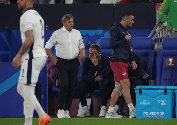 GER, EM UEFA 2024, Group C, Serbia vs England 16.06.2024, Veltins Arena, Gelsenkirchen, GER, EM UEFA 2024, Group C, Serbia vs England, im Bild Trainer Dragan Stojković (Serbia), Filip Kostić (Serbia) mit Eisverband am Knie.