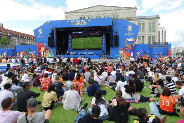 EURO 2024 Festival Leipzig UEFA EURO, EM, Europameisterschaft,Fussball 2024 Leipzig, 16.06.2024, Augustusplatz, UEFA EURO 2024, UEFA EURO 2024 Festival Im Bild: Fußball Fans schauen das Spiel Polen - Niederlande in der Fanzone auf dem Augustusplatz Leipzig ,