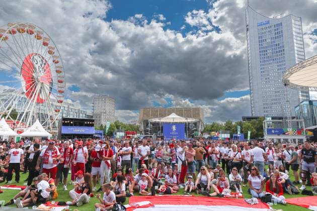EURO 2024 Festival Leipzig UEFA EURO, EM, Europameisterschaft,Fussball 2024 Leipzig, 16.06.2024, Augustusplatz, UEFA EURO 2024, UEFA EURO 2024 Festival Im Bild: Fußball Fans schauen das Spiel Polen - Niederlande in der Fanzone auf dem Augustusplatz Leipzig ,