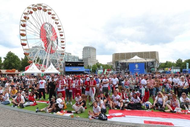 EURO 2024 Festival Leipzig UEFA EURO, EM, Europameisterschaft,Fussball 2024 Leipzig, 16.06.2024, Augustusplatz, UEFA EURO 2024, UEFA EURO 2024 Festival Im Bild: Fußball Fans schauen das Spiel Polen - Niederlande in der Fanzone auf dem Augustusplatz Leipzig ,