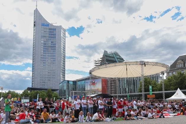 EURO 2024 Festival Leipzig UEFA EURO, EM, Europameisterschaft,Fussball 2024 Leipzig, 16.06.2024, Augustusplatz, UEFA EURO 2024, UEFA EURO 2024 Festival Im Bild: Fußball Fans schauen das Spiel Polen - Niederlande in der Fanzone auf dem Augustusplatz Leipzig ,