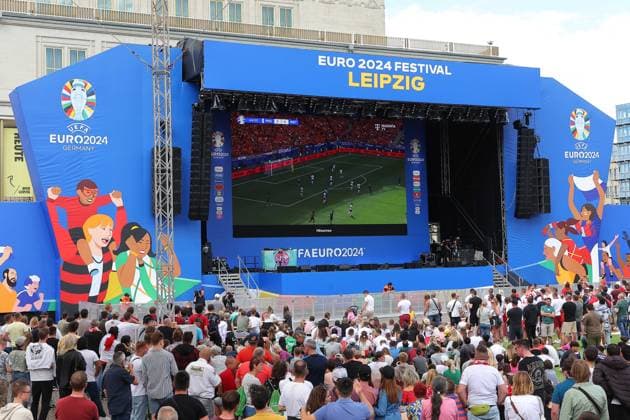 EURO 2024 Festival Leipzig UEFA EURO, EM, Europameisterschaft,Fussball 2024 Leipzig, 16.06.2024, Augustusplatz, UEFA EURO 2024, UEFA EURO 2024 Festival Im Bild: Fußball Fans schauen das Spiel Polen - Niederlande in der Fanzone auf dem Augustusplatz Leipzig ,