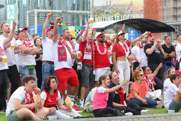 EURO 2024 Festival Leipzig UEFA EURO, EM, Europameisterschaft,Fussball 2024 Leipzig, 16.06.2024, Augustusplatz, UEFA EURO 2024, UEFA EURO 2024 Festival Im Bild: Fußball Fans schauen das Spiel Polen - Niederlande in der Fanzone auf dem Augustusplatz Leipzig ,