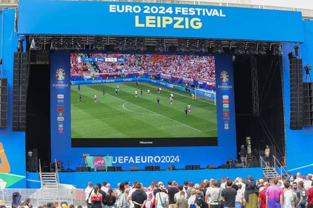 EURO 2024 Festival Leipzig UEFA EURO, EM, Europameisterschaft,Fussball 2024 Leipzig, 16.06.2024, Augustusplatz, UEFA EURO 2024, UEFA EURO 2024 Festival Im Bild: Fußball Fans schauen das Spiel Polen - Niederlande in der Fanzone auf dem Augustusplatz Leipzig ,