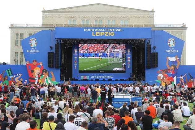 EURO 2024 Festival Leipzig UEFA EURO, EM, Europameisterschaft,Fussball 2024 Leipzig, 16.06.2024, Augustusplatz, UEFA EURO 2024, UEFA EURO 2024 Festival Im Bild: Fußball Fans schauen das Spiel Polen - Niederlande in der Fanzone auf dem Augustusplatz Leipzig ,