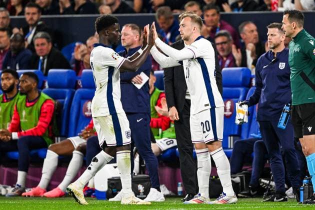 GELSENKIRCHEN - (l-r) Bukayo Saka of England, Jarrod Bowen of England during the UEFA EURO, EM, Europameisterschaft,Fussball 2024 group C match between Serbia and England at Veltins Arena on June 16, 2024 in Gelsenkirchen, Germany. ANP Hollandse Hoogte UEFA EURO 2024 2024 xVIxANPxSportx xGerritxvanxKeulenxIVx 501267670 originalFilename: 501267670.jpg