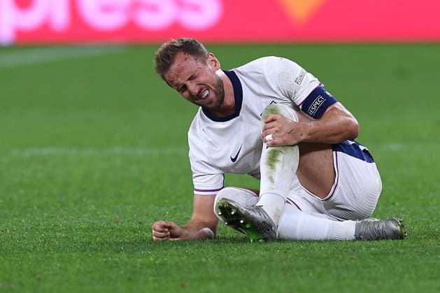 Fußball UEFA EURO, EM, Europameisterschaft,Fussball 2024 Gruppenphase 1. Spieltag Serbien - England am 16.06.2024 in der Arena AufSchalke in Gelsenkirchen Harry Kane ( England ) verletzt am Boden Verletzung