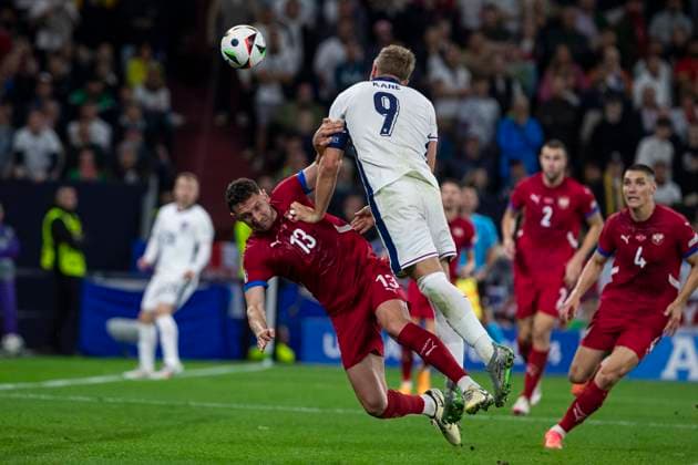 UEFA EURO, EM, Europameisterschaft,Fussball 2024: Gruppenspiel Serbien - England; 16.06.2024 Harry Kane (England, 9) per Kopf. UEFA EURO 2024: Gruppenspiel Serbien - England; Arena AufSchalke, Gelsenkirchen, am 16.06.2024 Copyright: xBEAUTIFULxSPORTS Meuselx