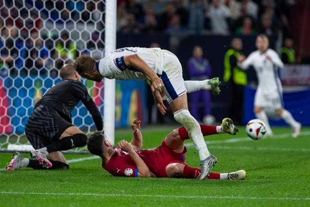 UEFA EURO, EM, Europameisterschaft,Fussball 2024: Gruppenspiel Serbien - England; 16.06.2024 Harry Kane (England, 9) schaut seinem Ball nach. UEFA EURO 2024: Gruppenspiel Serbien - England; Arena AufSchalke, Gelsenkirchen, am 16.06.2024 Copyright: xBEAUTIFULxSPORTS Meuselx