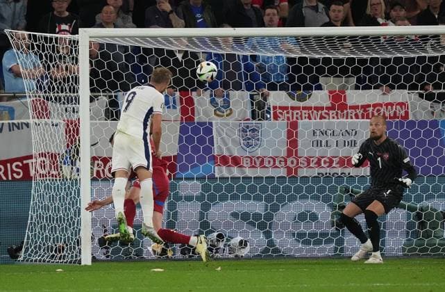 GER, EM UEFA 2024, Group C, Serbia vs England 16.06.2024, Veltins Arena, Gelsenkirchen, GER, EM UEFA 2024, Group C, Serbia vs England, im Bild Miloš Veljković (Serbia), Harry Kane (England), Torwart Predrag Rajković (Serbia)
