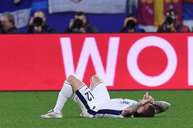 Fußball UEFA EURO, EM, Europameisterschaft,Fussball 2024 Gruppenphase 1. Spieltag Serbien - England am 16.06.2024 in der Arena AufSchalke in Gelsenkirchen Kieran Trippier ( England ) verletzt am Boden Verletzung